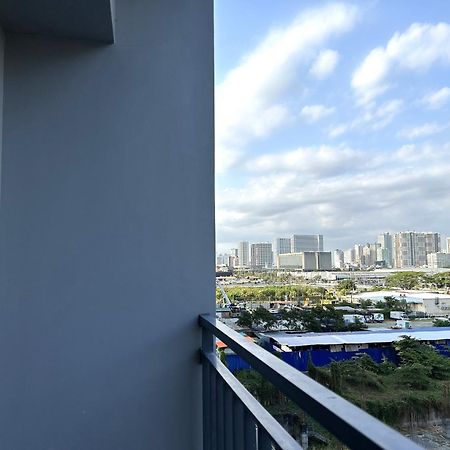 Shore Residences Moa Dynastel Staycation Пасай Экстерьер фото